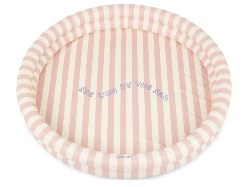 Rosa og råhvidt stribet badebassin fra Liewood med teksten see you by the sea i bunden LW19952 stripe sorbet rose